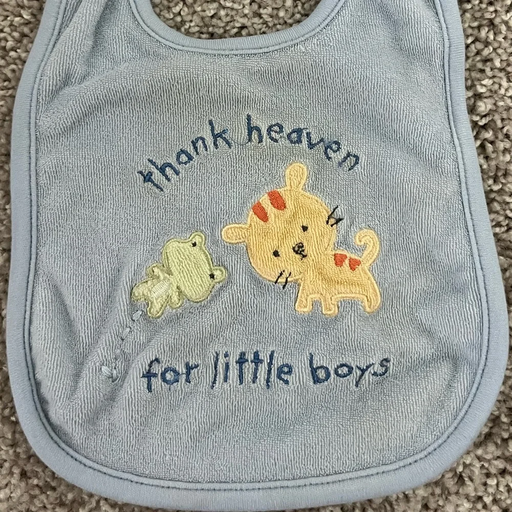 🔵CARTER’S: Baby boy one size, “thank Heaven for little boys” bib, preowned🔵